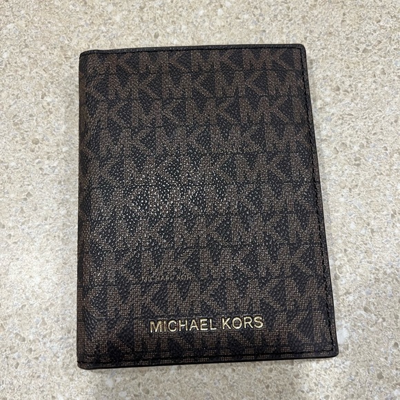MICHAEL KORS JET SET TRAVEL PASSPORT WALLET CASE - Picture 1 of 3
